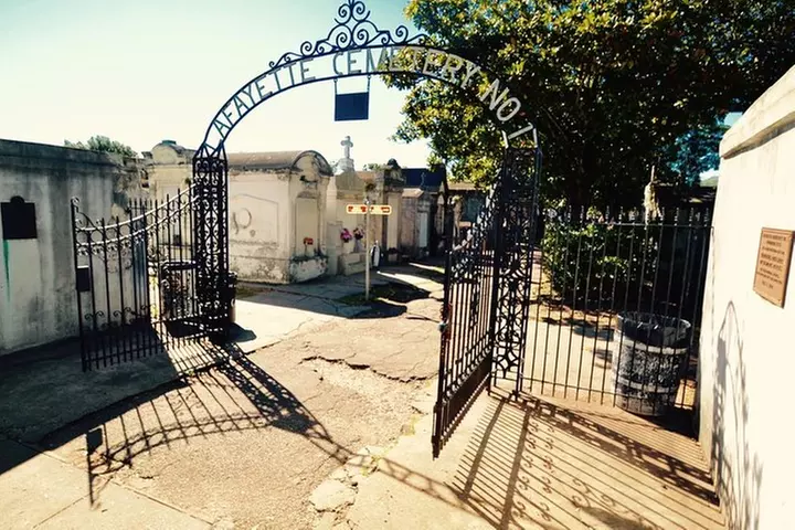 New Orleans Garden District and Lafayette Cemetery Tour