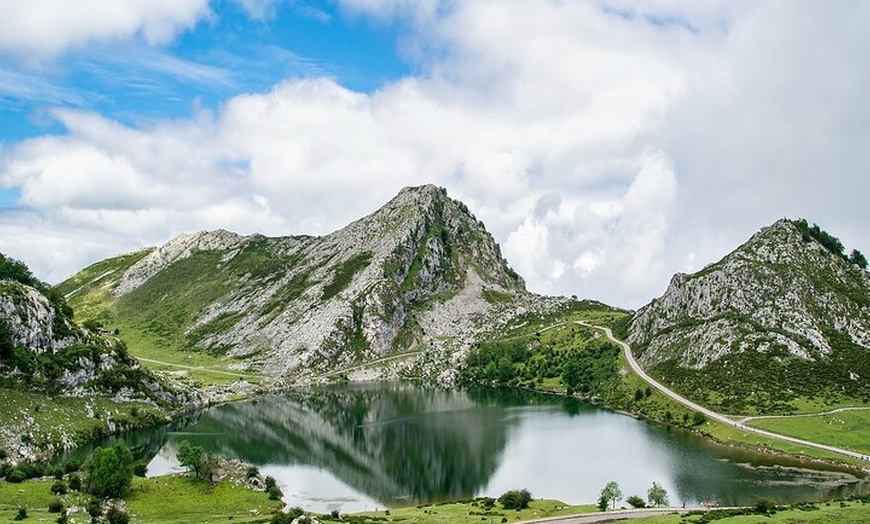 Image 3: Excursión a los Lagos y Covadonga desde Cangas de Onís