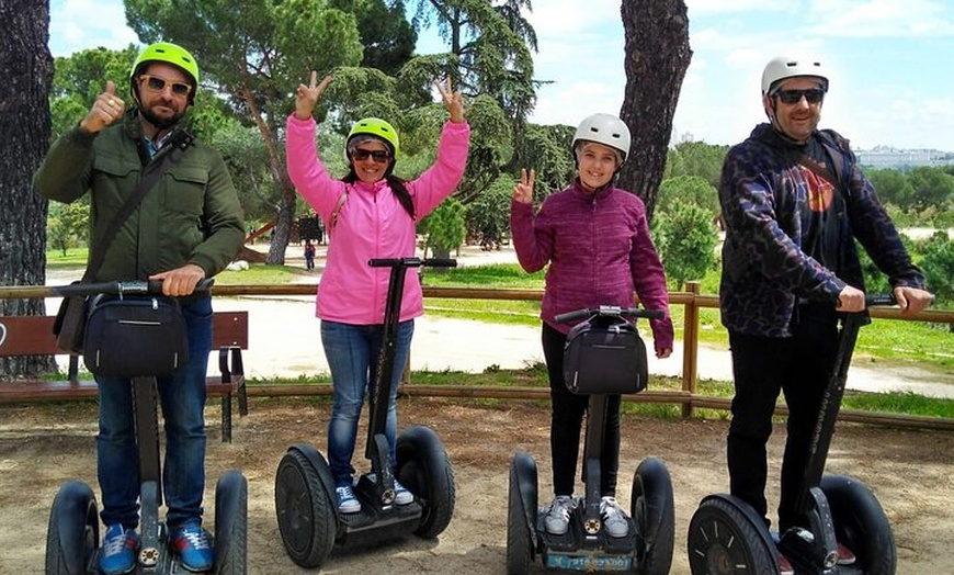 Image 4: Pasea por el famoso Parque del Retiro en Segway