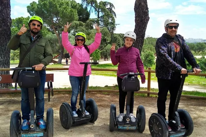 Pasea por el famoso Parque del Retiro en Segway