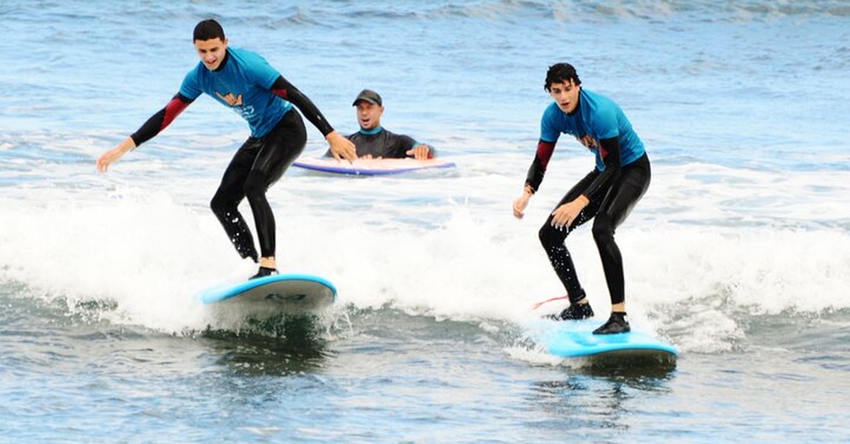 Clase grupal de surf en Playa de Las Américas, Tenerife