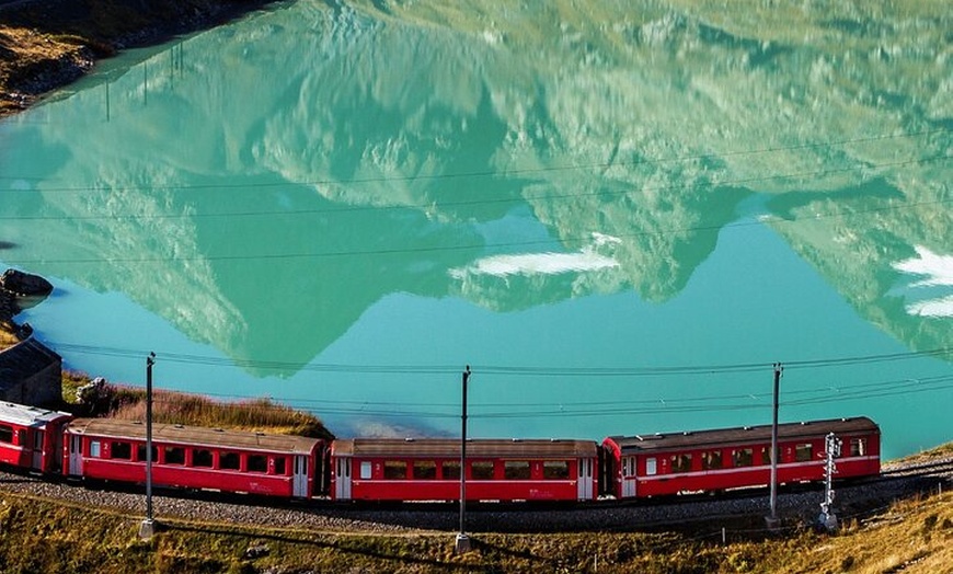 Image 2: Esperienza a bordo del Trenino Rosso del Bernina