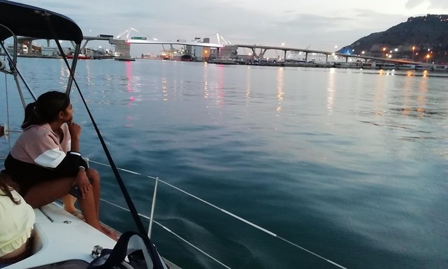 Image 10: Experiencia de navegación a vela al atardecer en velero compartido ...