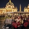 Image 1: Visite des Lumières de Noël de Paris en GolfCart : Expérience Privée