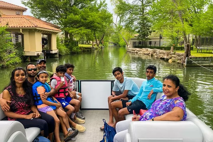 Private Lake Austin Boat Cruise: 2-Hour, Fully Shaded (Up to 13)