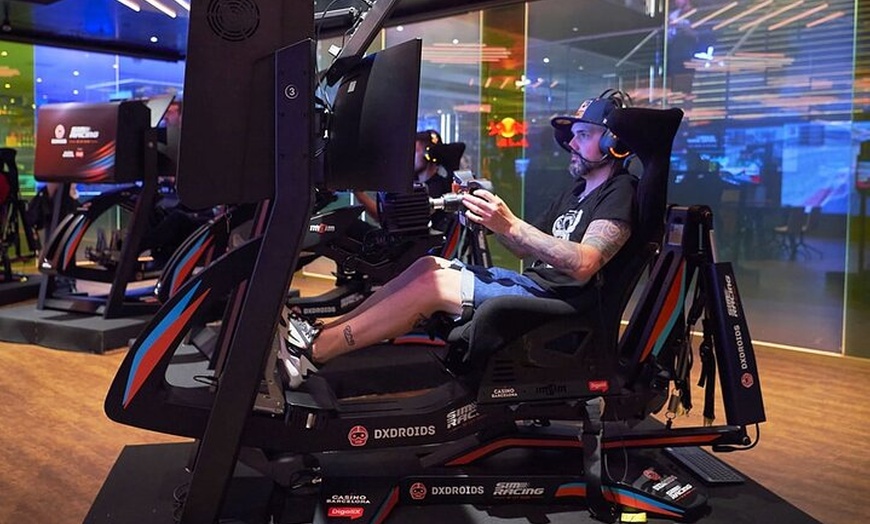 Image 7: Simulador de carreras de coches en el Casino Barcelona