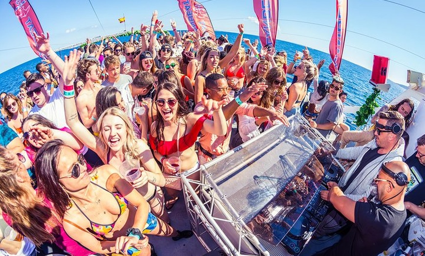 Image 27: Fiesta en barco Oceanbeat en Ibiza con todo incluido