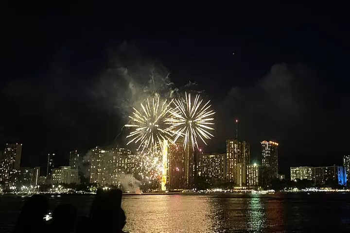 Waikiki: Friday Night Fireworks Catamaran Cruise