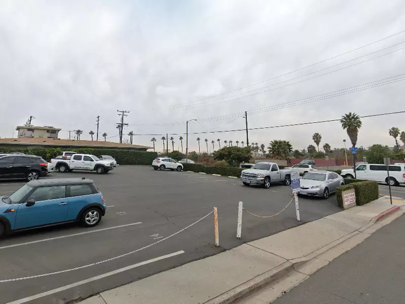 Parking at [SL44] 2895 Linden Ave. Lot