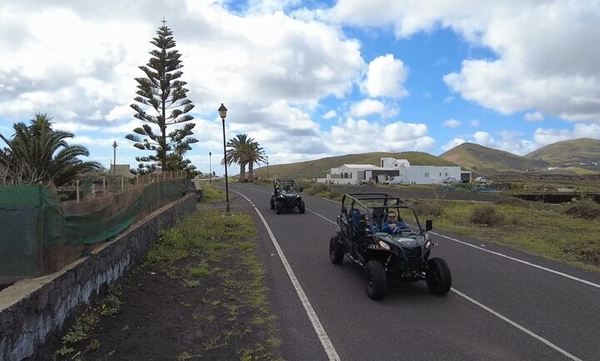 Image 4: Paseo guiado por carretera en buggy por el volcán en Lanzarote