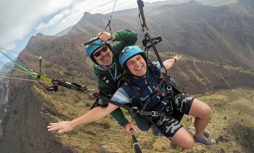 Image 10: Vuelo en tándem en parapente acrobático en la zona sur de Tenerife