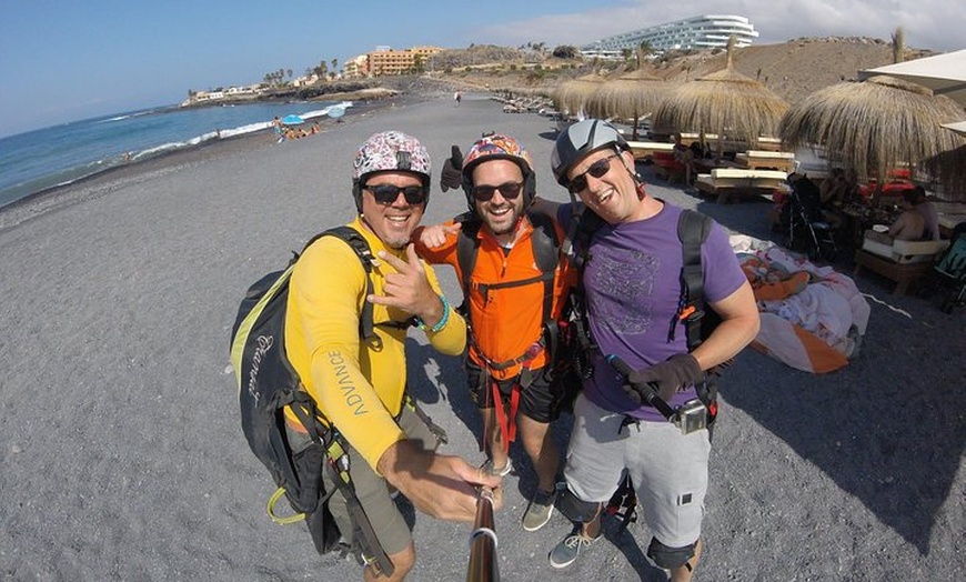 Image 37: Experiencia épica de parapente en Tenerife con el equipo campeón de...