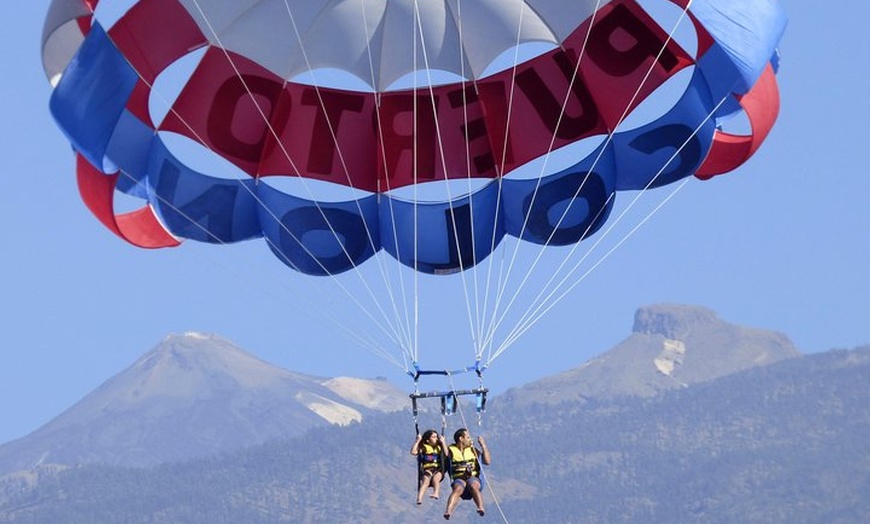 Image 1: Parascending Tenerife. Pasea sobre el mar del sur de Tenerife