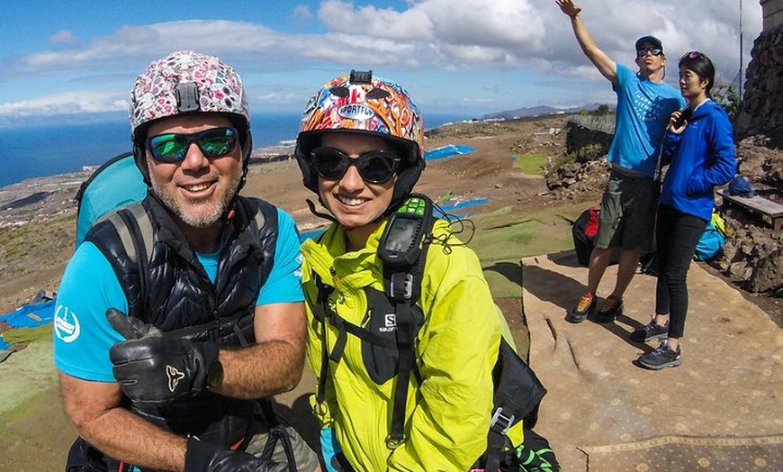 Image 28: Experiencia épica de parapente en Tenerife con el equipo campeón de...