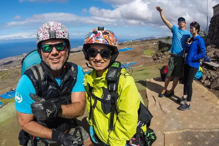 Experiencia épica de parapente en Tenerife con el equipo campeón de...