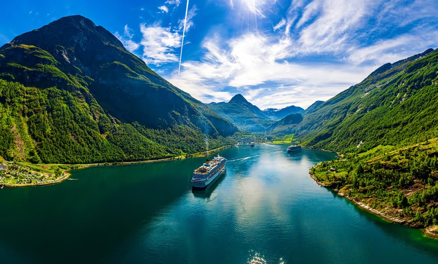 Image 10: ✈ NORVÈGE | De Oslo à Oslo - Lofoten Fjords et Safari Baleine - Cir...