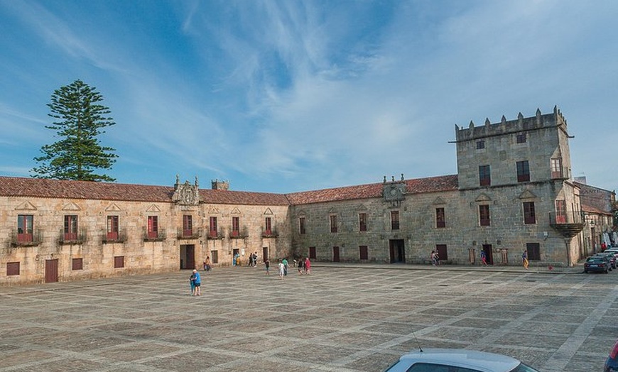 Image 2: Rías Baixas Tour privado con cata de vinos, comida, mejillones y re...