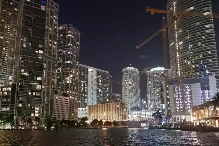 2 hrs Miami Private Boat Tour with Cooler, Ice, Bluetooth Stereo