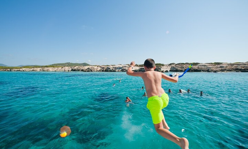 Image 6: Excursión desde Ibiza a Playa de Illetas en Catamarán con Comida