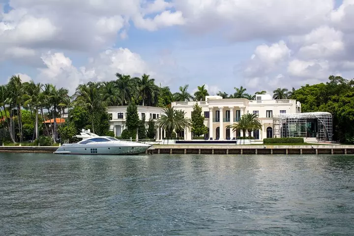 Miami Boat Tour, celebrities mansions and Scenic Skyline views - Primary Image