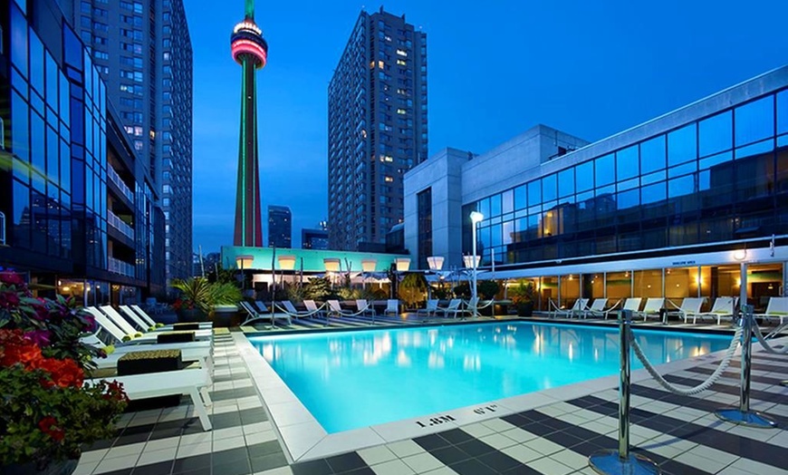 Image 2: ✈ CANADA | Toronto - Radisson Blu Toronto Downtown 4* - Rooftop swi...