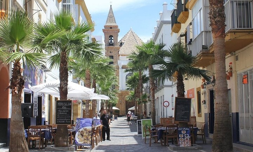 Image 2: Visita Privada Centro Histórico y Catedral de Cádiz con Entradas