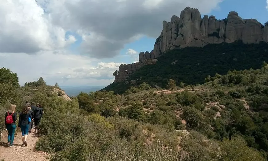 Image 4: Montserrat, una tierra de santuarios: Excursión de senderismo de un...
