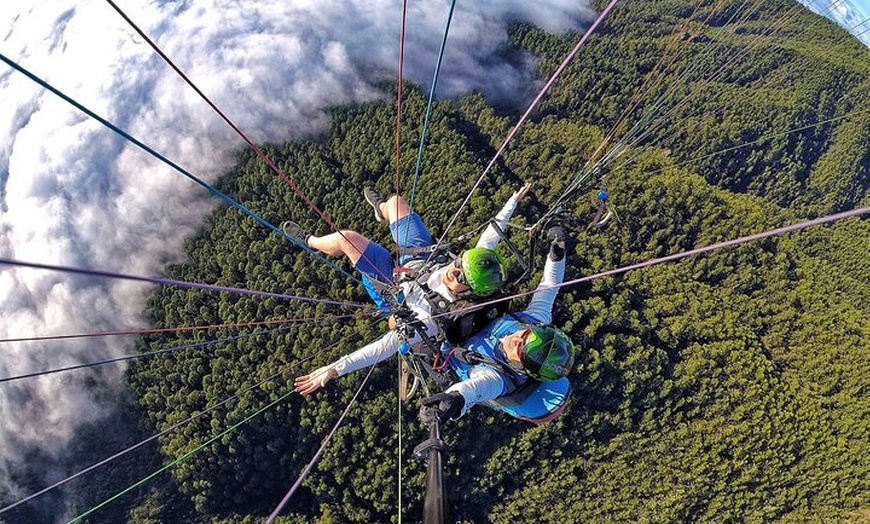 Image 13: Vuelo en parapente GOLD incluyendo videos / fotos, camiseta y una b...