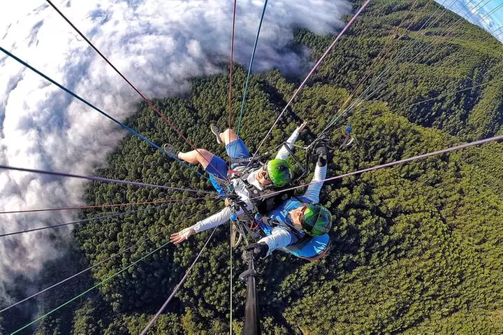 Vuelo en parapente GOLD incluyendo videos / fotos, camiseta y una b...