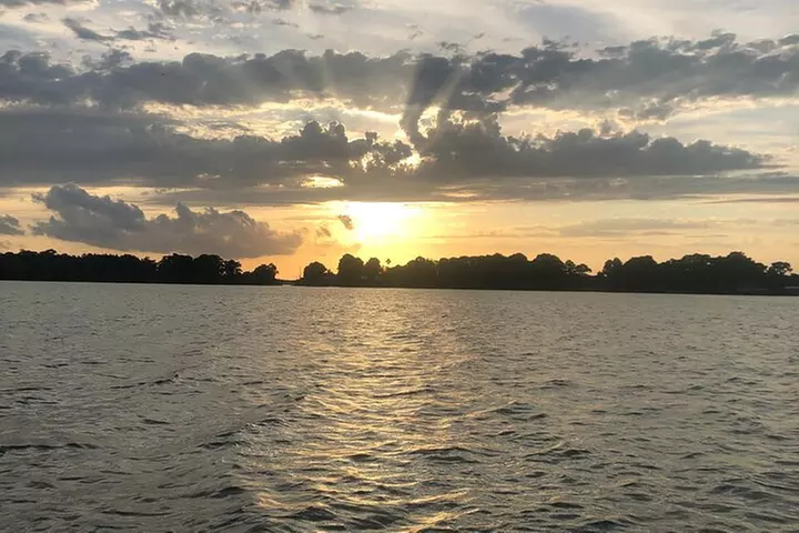 Pontoon Pub Crawl, 5 Lakeside Pubs and Restaurants Visit by Boat