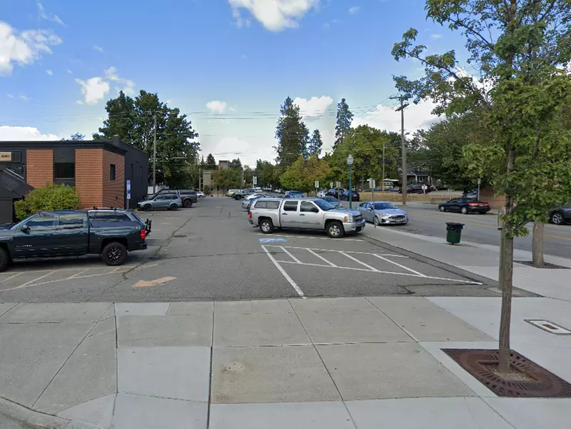 Parking at [IC17] 501 E. Lakeside Ave. Lot