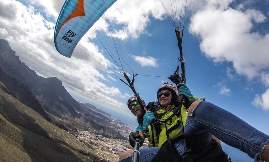 Image 32: Experiencia épica de parapente en Tenerife con el equipo campeón de...