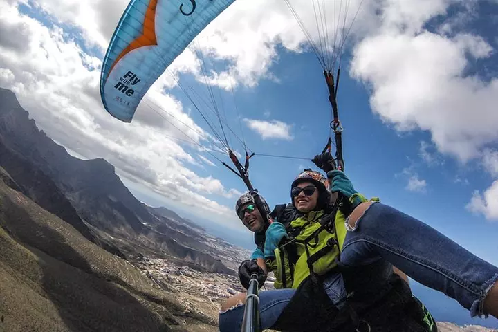 Experiencia épica de parapente en Tenerife con el equipo campeón de...
