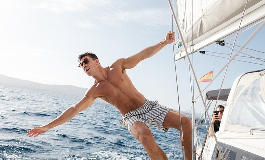 Image 4: Yate a vela privado por la Bahía de Palma y calas cercanas