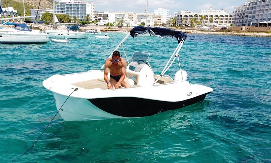 Image 2: Explora Ibiza en Barco sin Licencia. Navega a Tu Ritmo