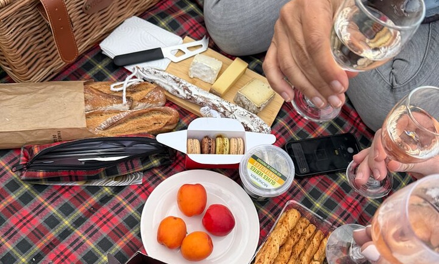 Image 4: Pique-nique gourmand au coucher du soleil devant la Tour Eiffel