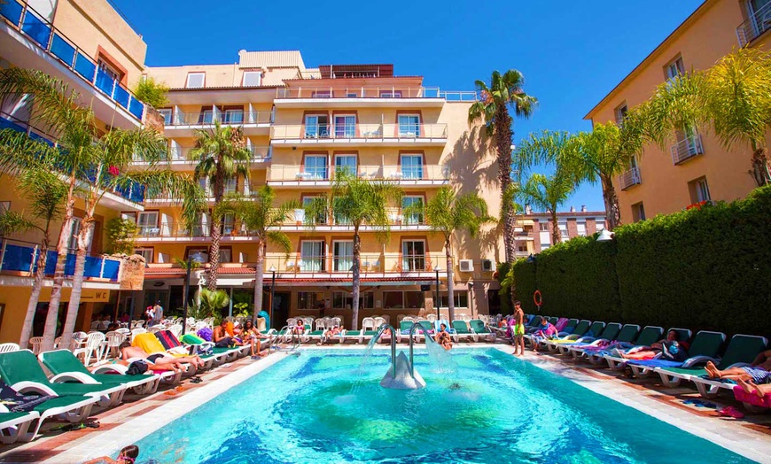 Image 2: ✈ COSTA BRAVA | Lloret de Mar - Hotel Cleopatra Spa 4* - Spiaggia d...