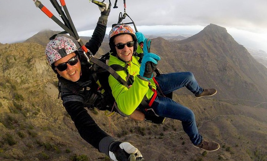 Image 16: Experiencia épica de parapente en Tenerife con el equipo campeón de...