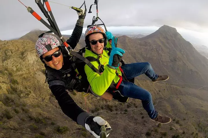 Experiencia épica de parapente en Tenerife con el equipo campeón de...
