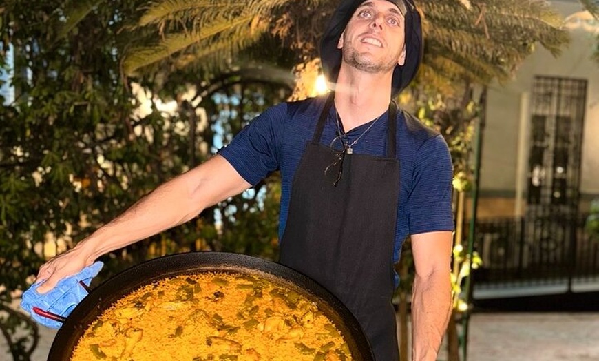 Image 7: Vive la Experiencia Valenciana Cocinando Tu Propia Paella