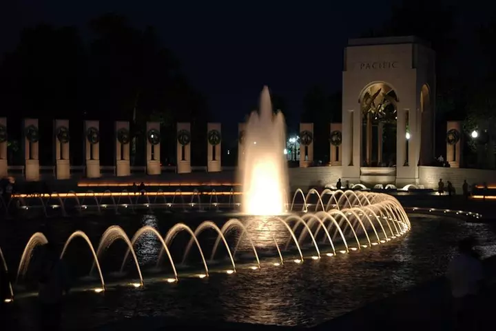 Small Group National Mall Night Tour with 10 Top Attractions