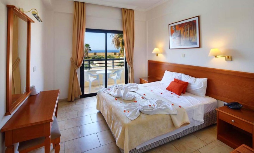 Image 3: ✈ CYPR | Pafos - Panareti Coral Bay Resort 4* - Odkryty basen