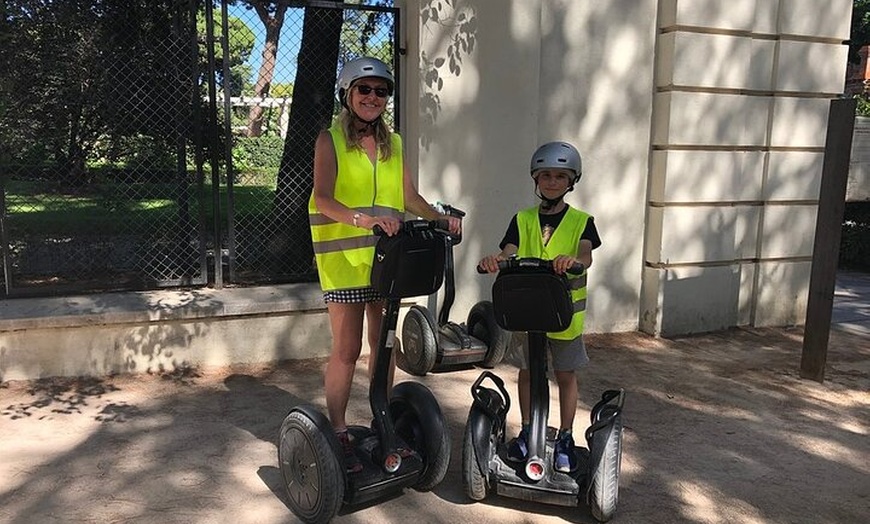 Image 7: Pasea por el famoso Parque del Retiro en Segway