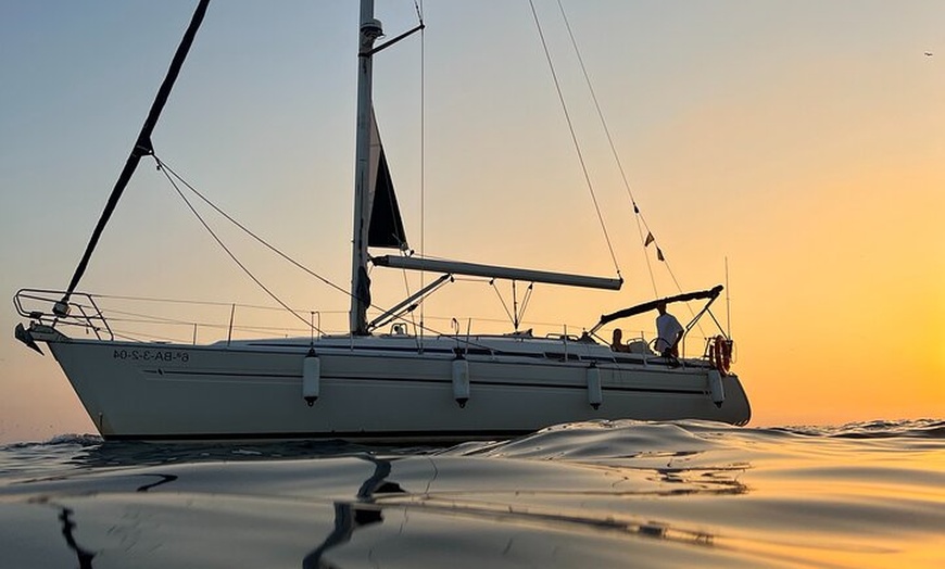 Image 28: Paseo en Velero al Atardecer en Barcelona con Capitán Local