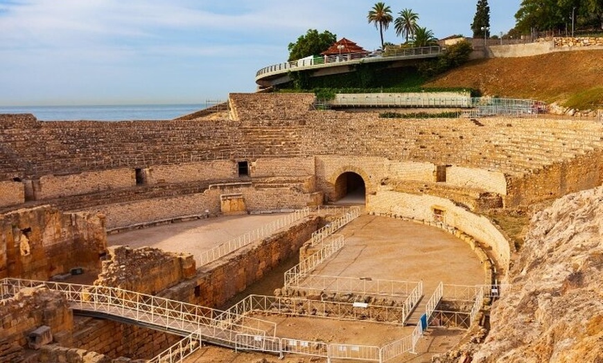 Image 7: Tour privado por Tarragona con 2 guías y recogida en el hotel de Ba...