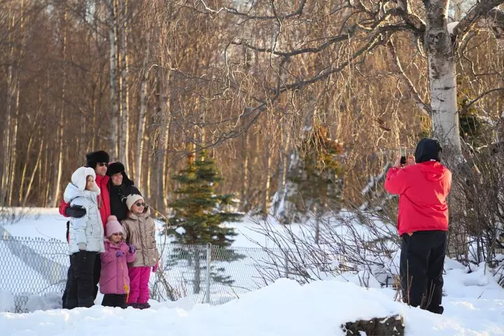 Anchorage's Winter City Tour = Samples + Stops + WildLife