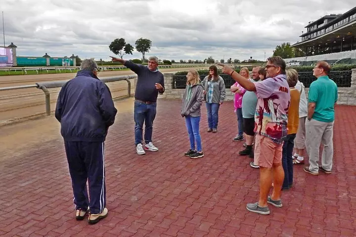 Half-Day Thoroughbred Horse Farm Tour in Kentucky