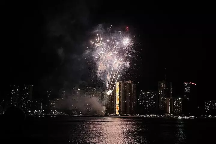 Waikiki: Friday Night Fireworks Catamaran Cruise