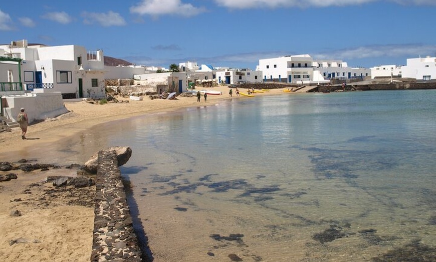 Image 10: Lanzarote: billete de barco ida y vuelta a La Graciosa con wifi