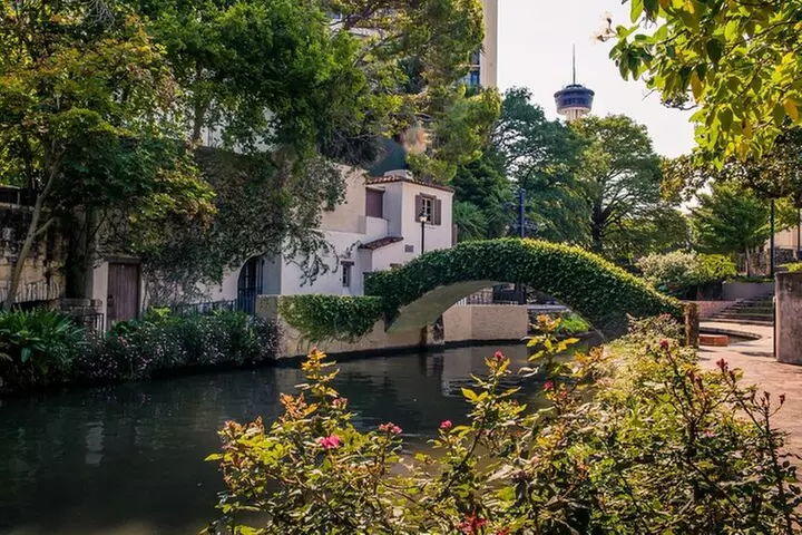 San Antonio Driving Tour From Austin with Boat Cruise & The Alamo